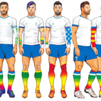 i giocatori della nazionale italiana con la maglia azzurra ed i calzini e calzoncini color arcobaleno del pride